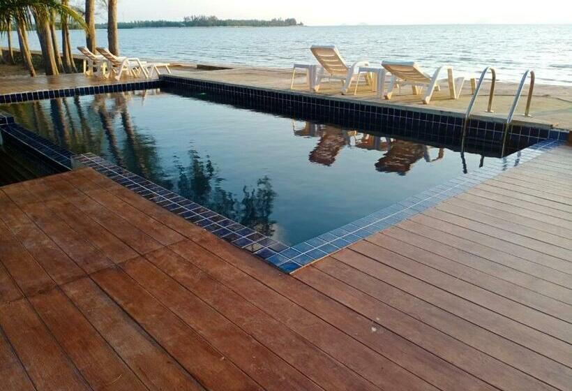 هتل The Chevalley Beach Resort