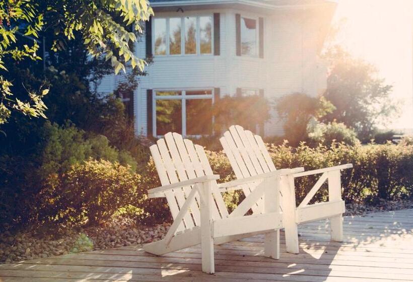 Elmhirst's Resort