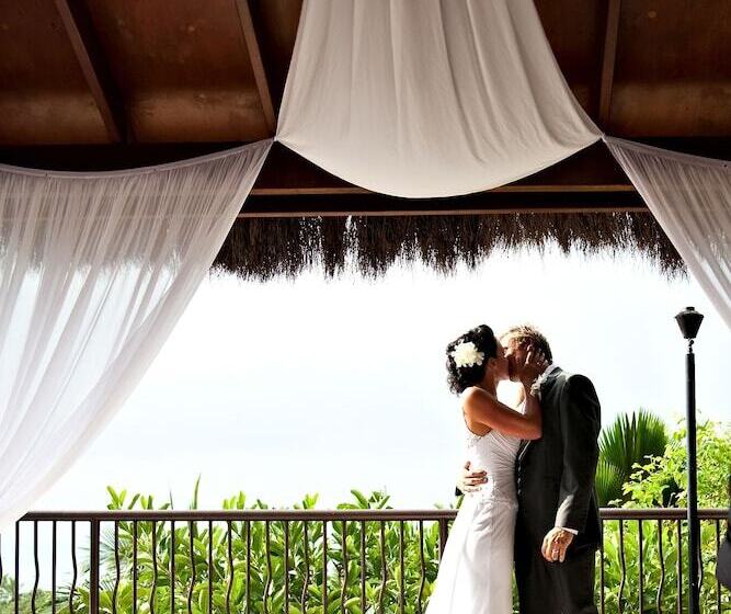 هتل At Water's Edge Resort