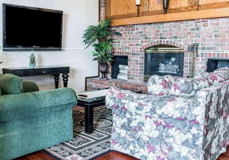 هتل Econo Lodge & Suites