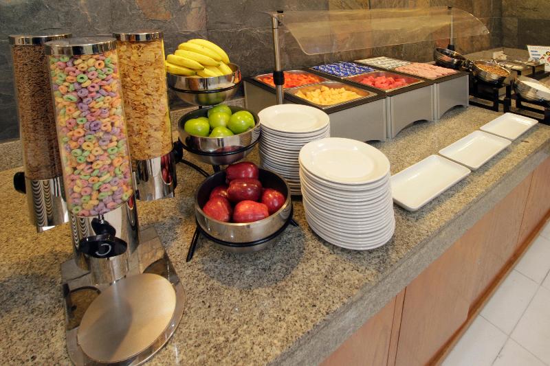 هتل Holiday Inn Express & Suites Irapuato