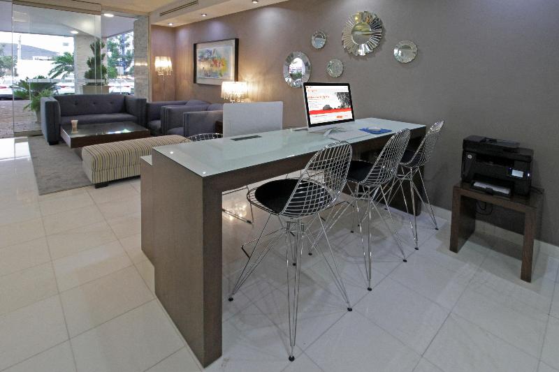 هتل Holiday Inn Express & Suites Irapuato