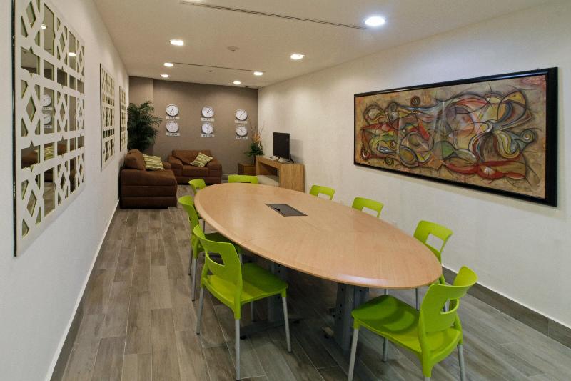 هتل Holiday Inn Express & Suites Irapuato