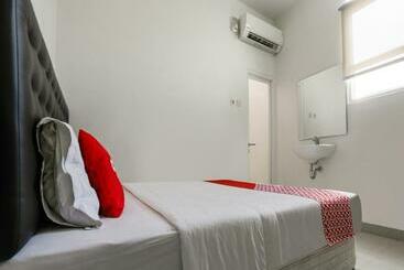 هتل Oyo 3838 Tamansari Guest House