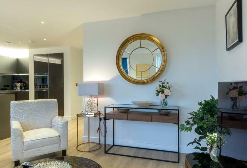 هتل 2 Bed Property Close To Heathrow Airport