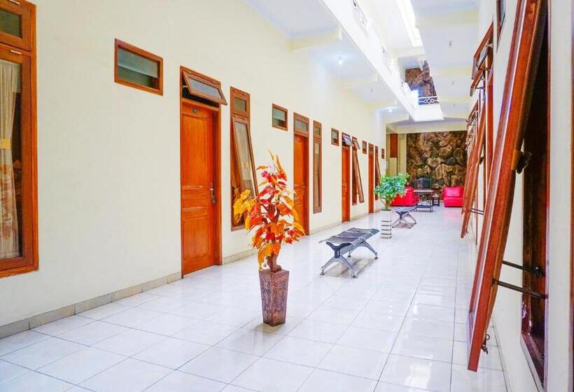هتل Oyo Flagship 90723 Khalifi House Malang