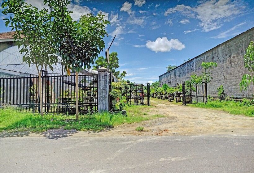 ホテル Spot On 90742 Kinanthy Homestay Syariah