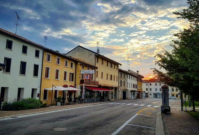 تختخواب و صبحانه Pie Castello