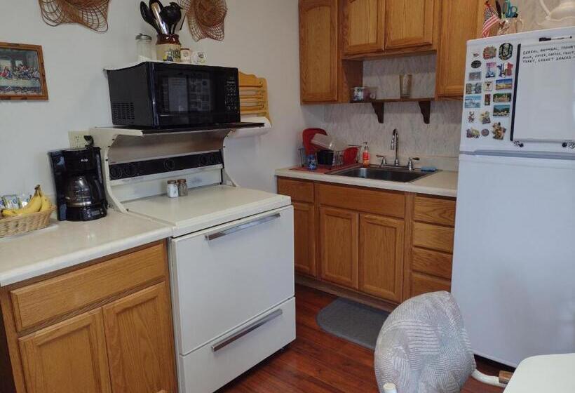 Bed and Breakfast Quiet Full Size Bed Close To Town 420 Friendly