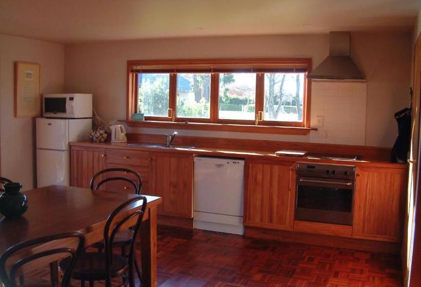 هتل Whitestone Cottages