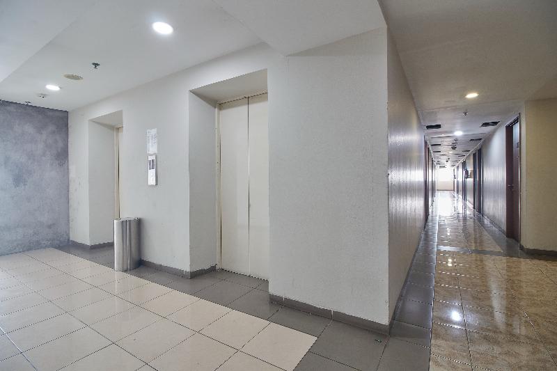 Отель Apartment Green Lake View Ciputat By Celebrity Room