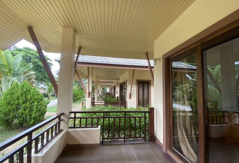 هتل Chaithalay Khanom Resort