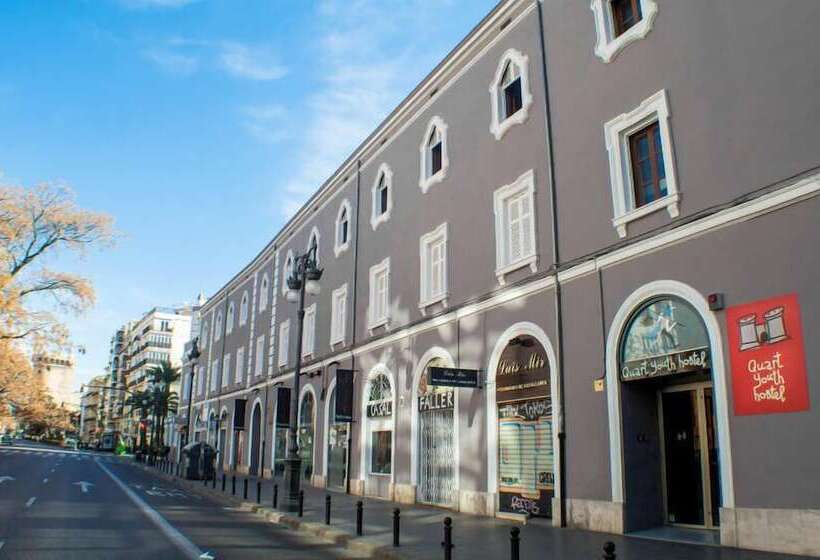 Quart Youth Hostel & Apartments