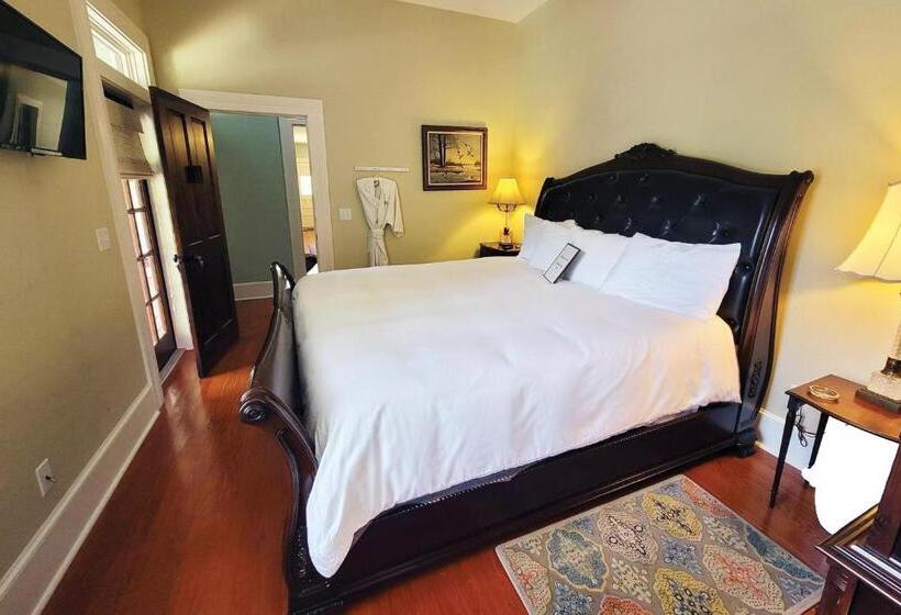 تختخواب و صبحانه Stardust Room At The Camellia Rose Inn Downtown