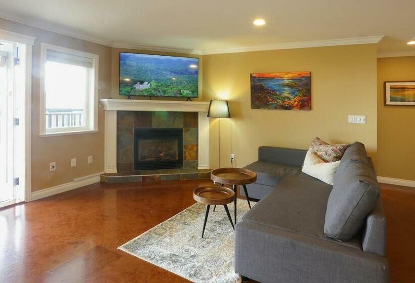ペンション Lovely J Home  Stunning River View Cozy Two Bedroom Private Suite
