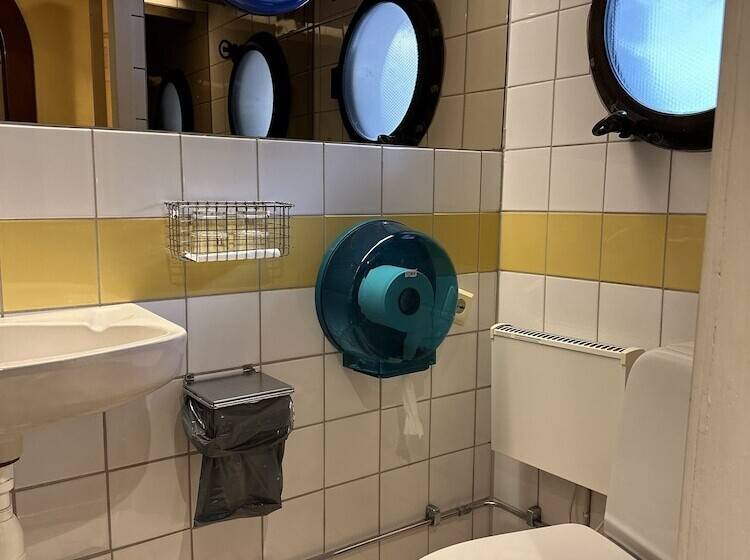 هتل Den Röda Båten