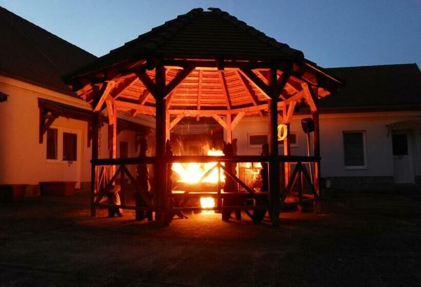 مبيت وإفطار Gomba Panzió