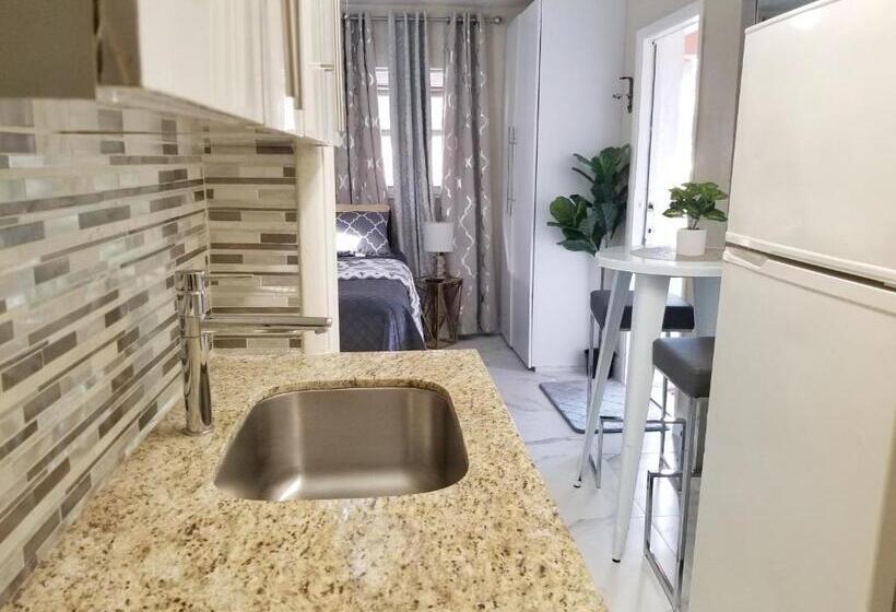 پانسیون Glam Private Studio 4 Miles From Beach