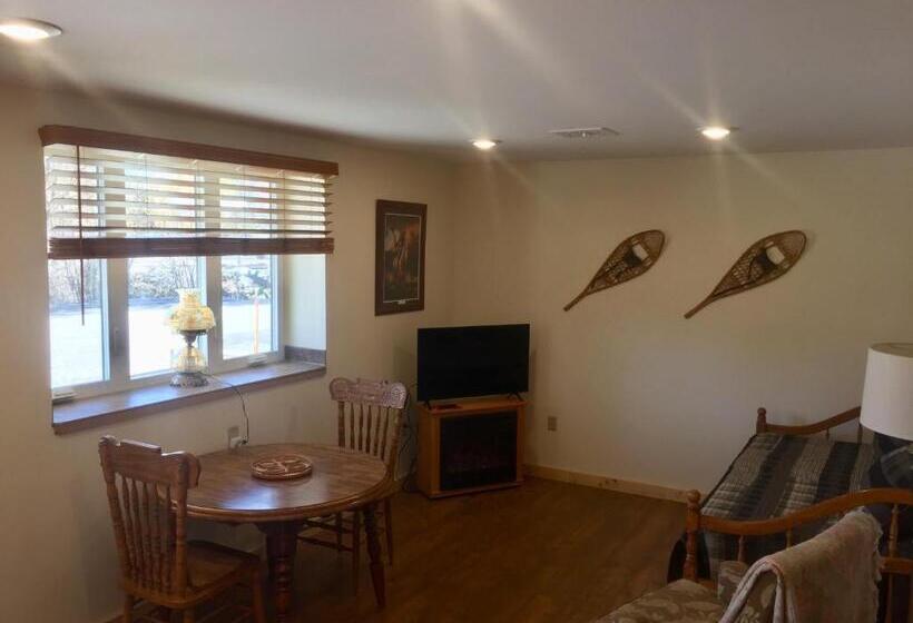 בית מלון כפרי Creekside Downtown Vacation Suites, Only Adults 25 Or Older