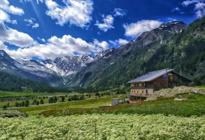 צימר Medieval Hamlet Malpertus