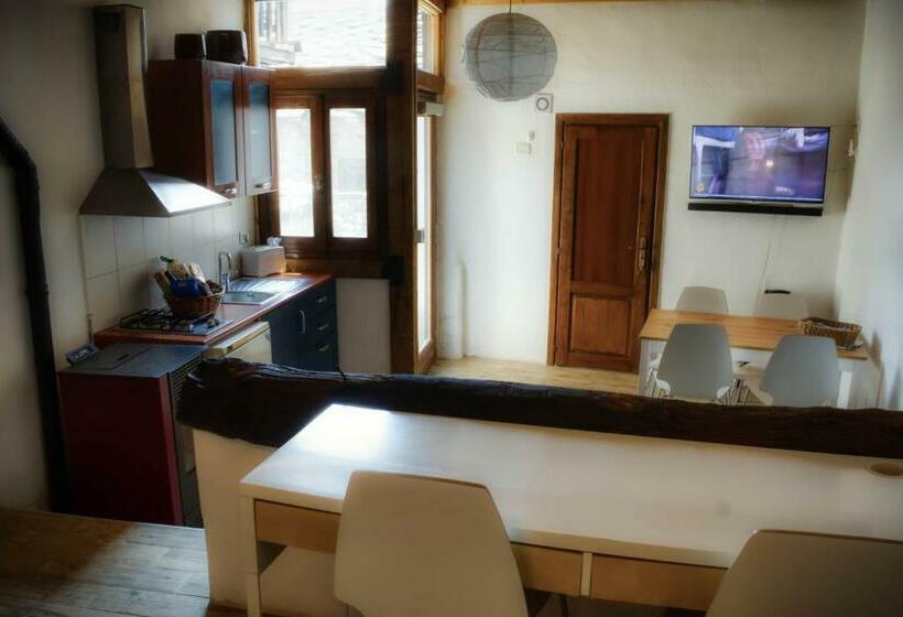 צימר Medieval Hamlet Malpertus