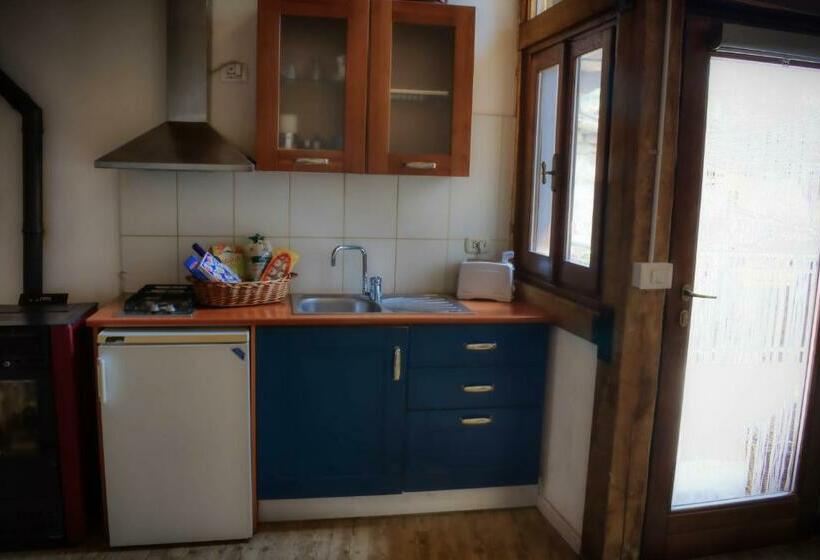 צימר Medieval Hamlet Malpertus