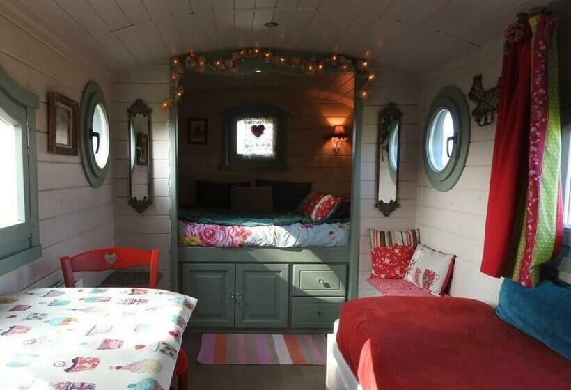 Отель Gîtes Les Perouilles   La Roulotte Climatisée Avec Jacuzzi De Josépha