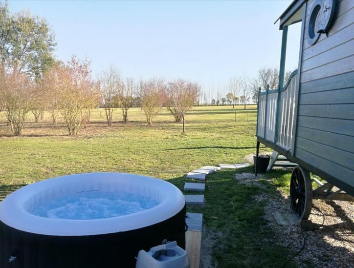 Отель Gîtes Les Perouilles   La Roulotte Climatisée Avec Jacuzzi De Josépha