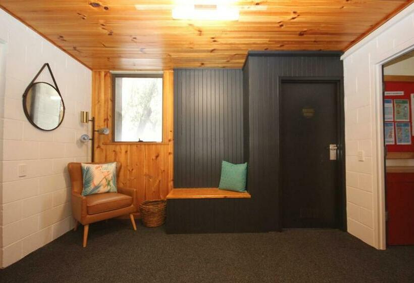 Отель Lakeside Falls Creek