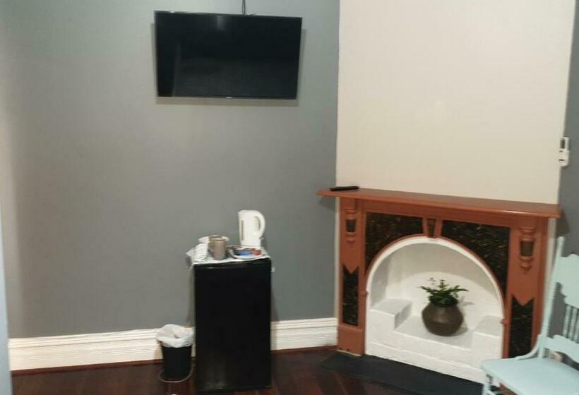 مبيت وإفطار Roseneath Cottage