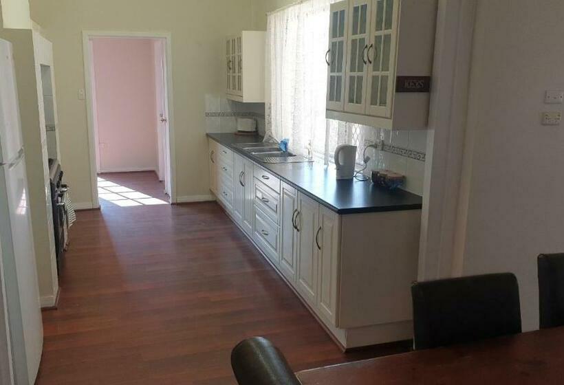 مبيت وإفطار Roseneath Cottage