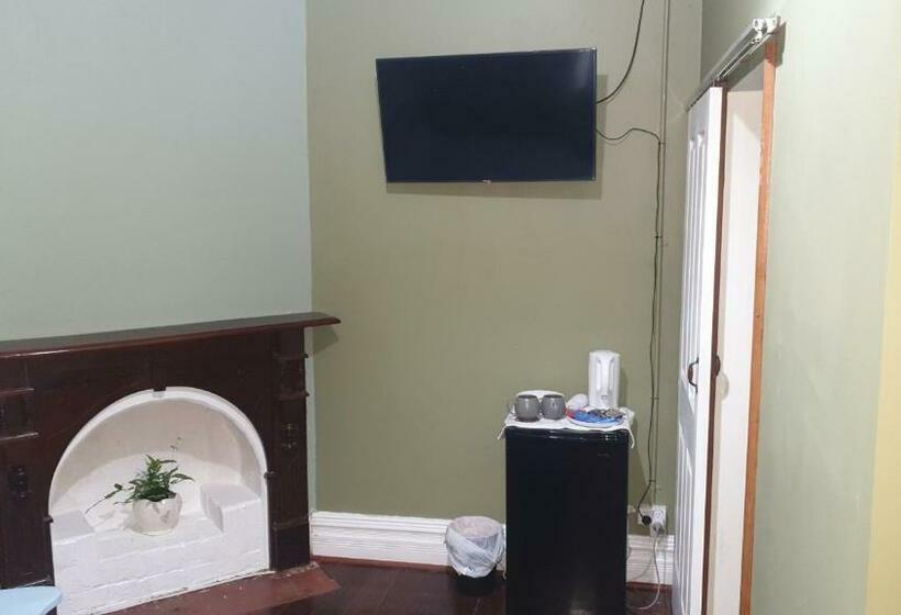 مبيت وإفطار Roseneath Cottage