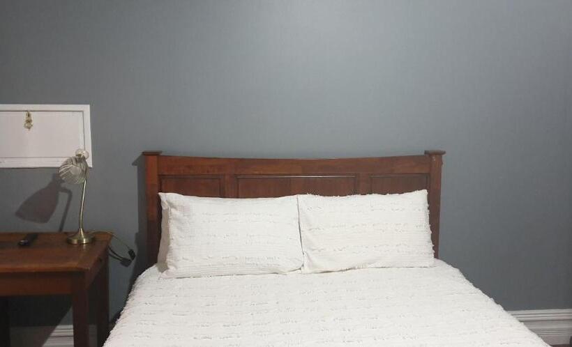 مبيت وإفطار Roseneath Cottage