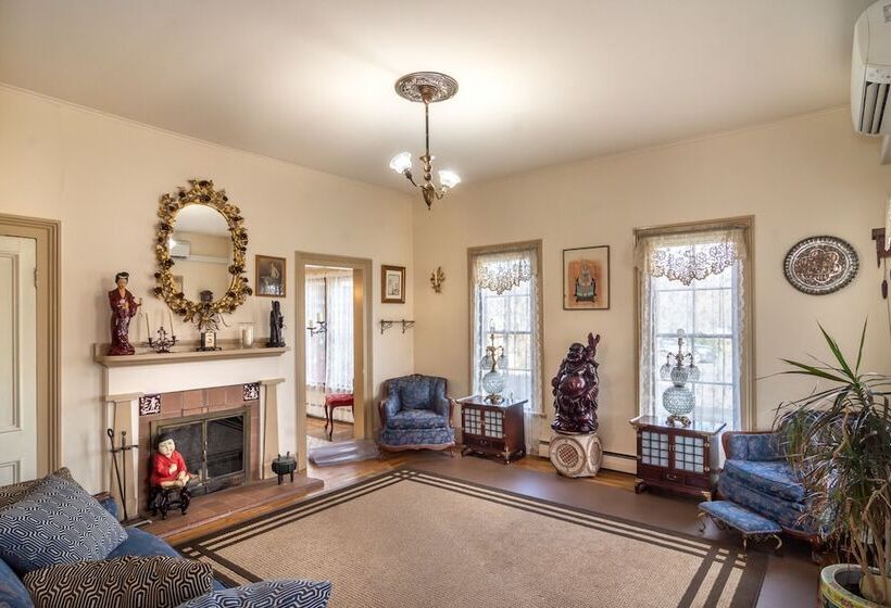 פנסיון Historical John Rast House Circa 1875