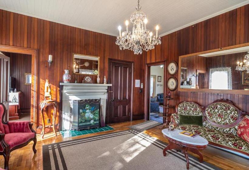 פנסיון Historical John Rast House Circa 1875