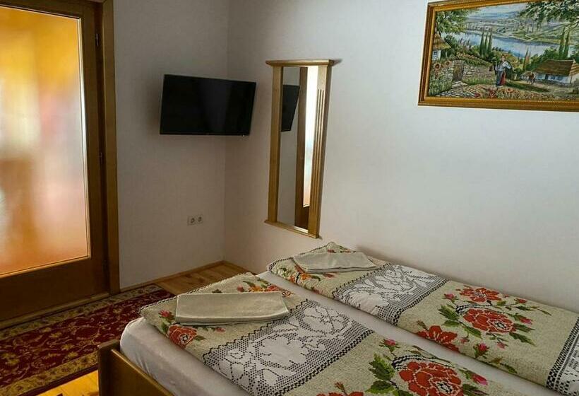 پانسیون Camere De închiriat Floarea Reginei