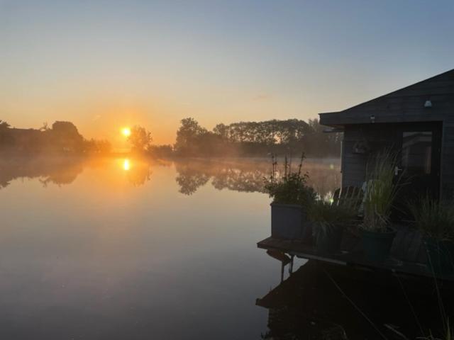 צימר Aangenaam Op De Rijn, Woonboot, Inclusief Privé Sauna