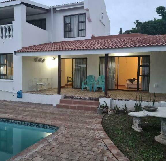 بنسيون Indaba Manor On 413 Owen Ellis Dr