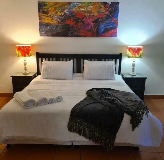 بنسيون Indaba Manor On 413 Owen Ellis Dr