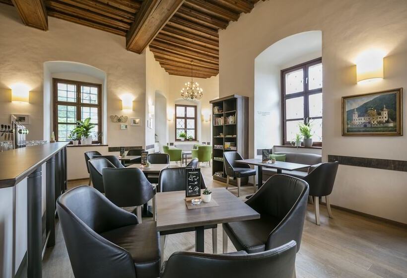 호스텔 Jufa Hotel Schloss Röthelstein