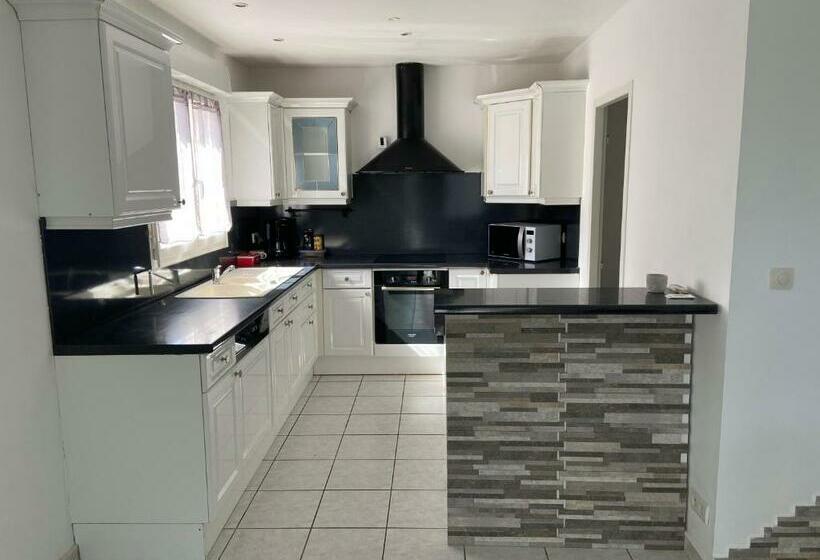 住宿加早餐  Maison Entière 4 Lits 8 Pl Avec Jacuzzi Proche Du Safari De Peaugres