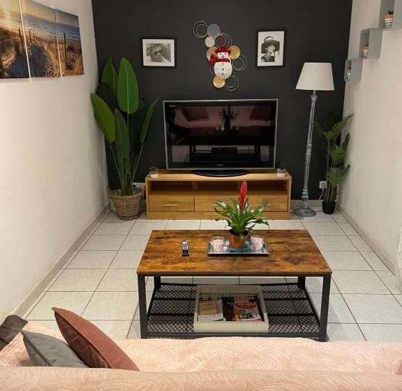 住宿加早餐  Maison Entière 4 Lits 8 Pl Avec Jacuzzi Proche Du Safari De Peaugres