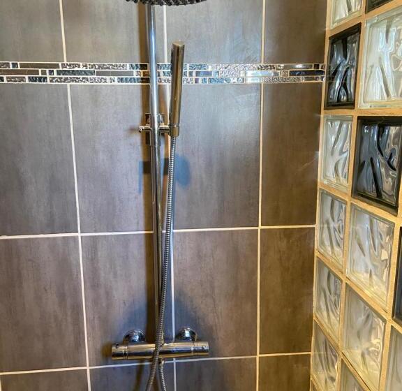住宿加早餐  Maison Entière 4 Lits 8 Pl Avec Jacuzzi Proche Du Safari De Peaugres