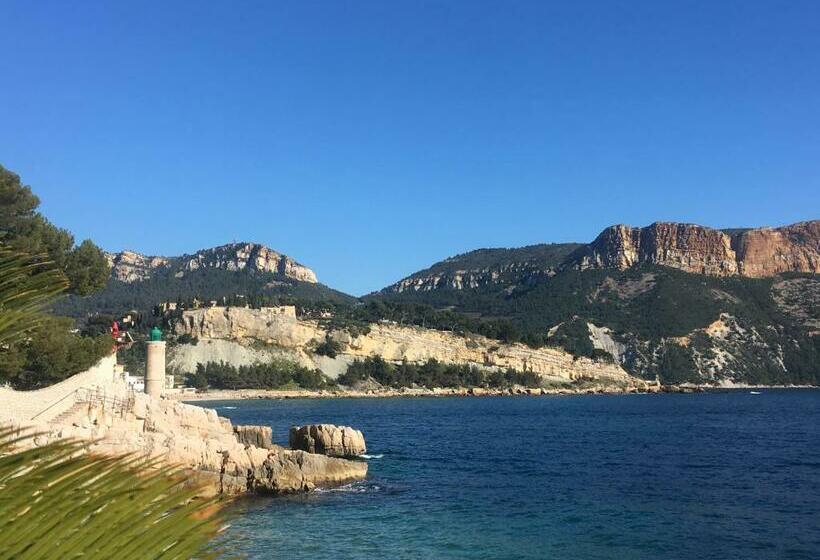 پانسیون Boutique Hostel By Cassis