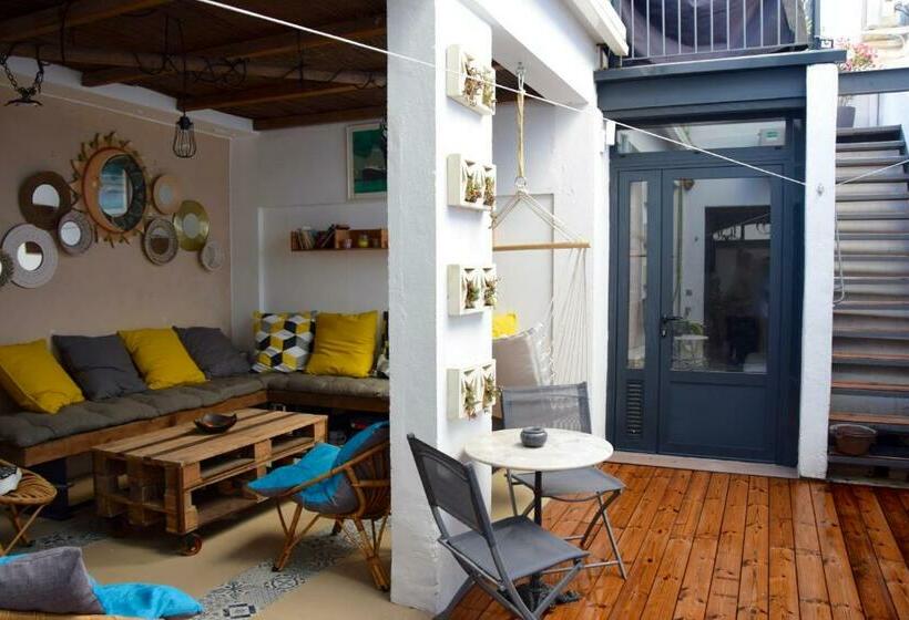 تختخواب و صبحانه Le Petit Patio