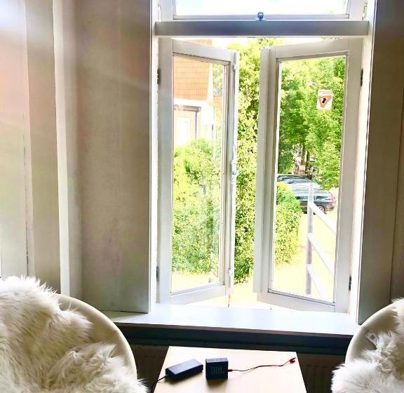 تختخواب و صبحانه Back Stage