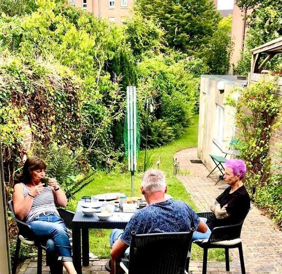 تختخواب و صبحانه Back Stage