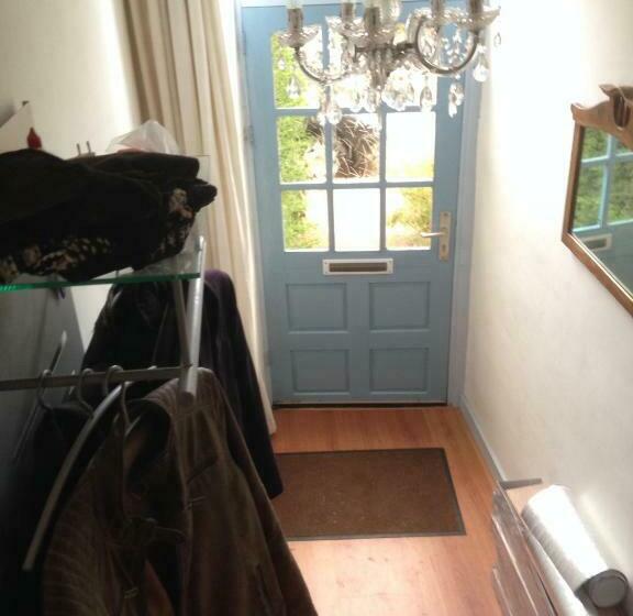 تختخواب و صبحانه Back Stage