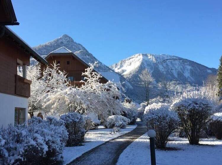 Отель Gutshof Wolfgangsee Resort & Event