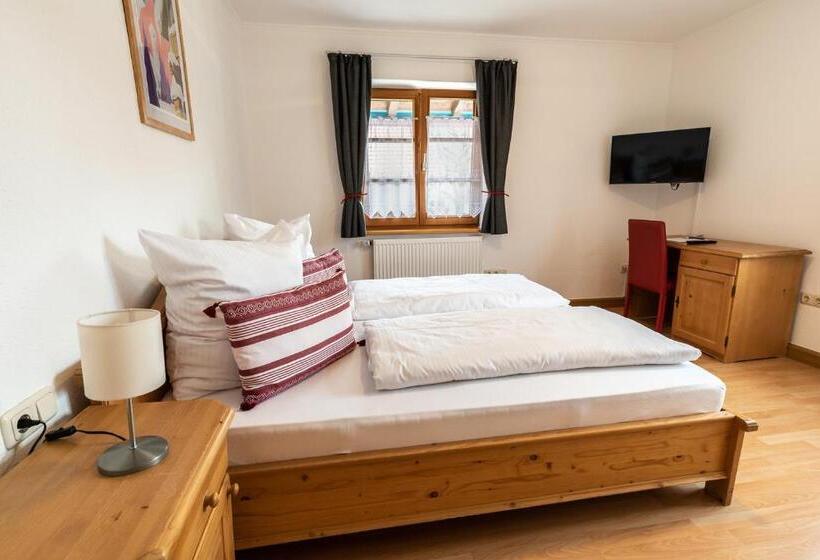 بنسيون Ammergau Lodge